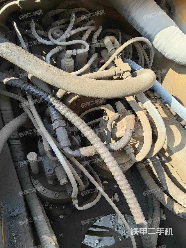 回转马达和主控阀（整机外观）