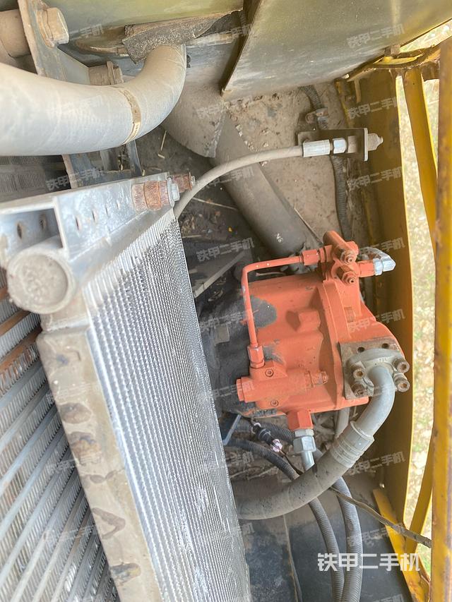 液压泵舱室正面整体（整机外观）