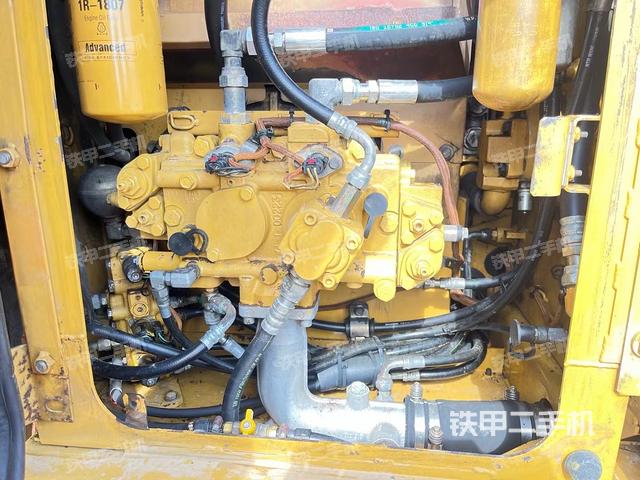 液压泵舱室正面整体（整机外观）