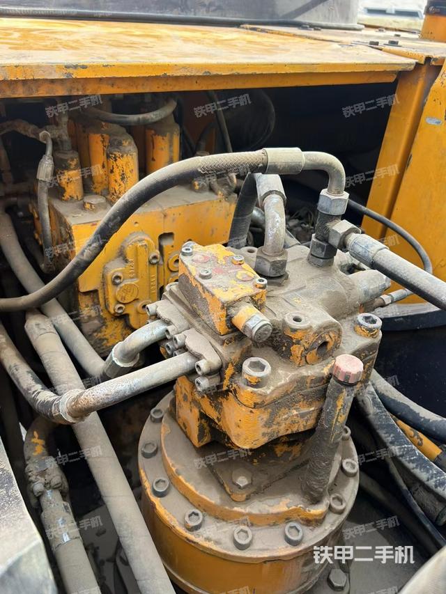 回转马达和主控阀（整机外观）