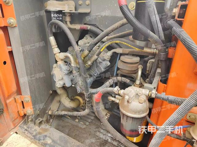 液压泵舱室正面整体（整机外观）