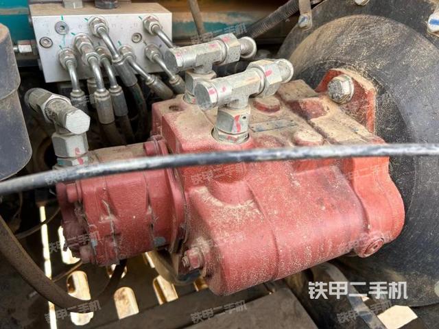 液压泵舱室正面整体（整机外观）