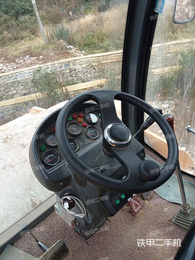 驾驶室操作台（设备外观及核心部件）