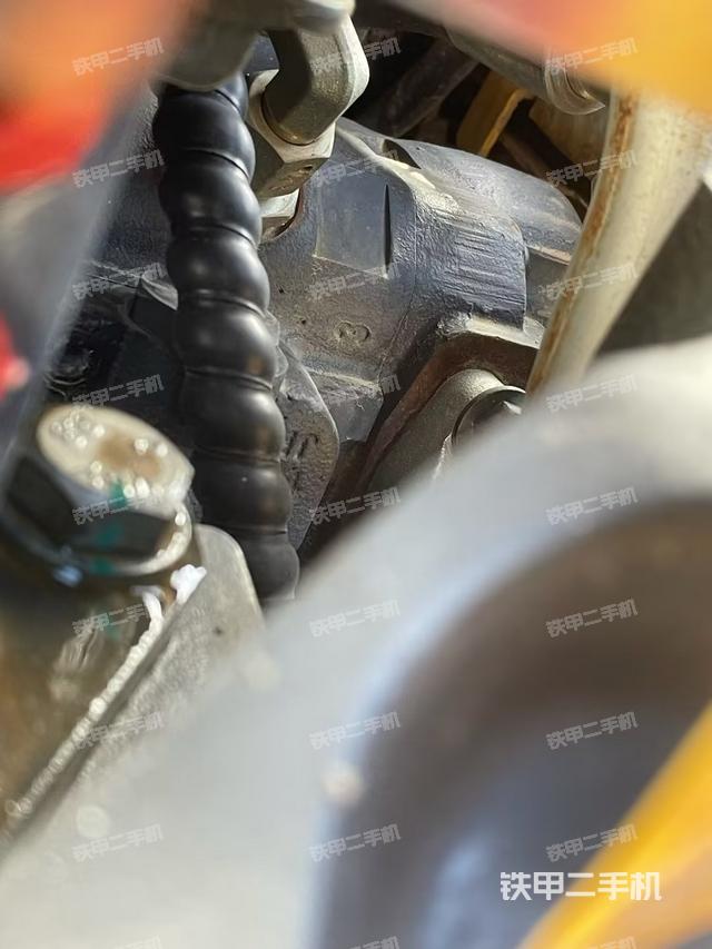 液压泵舱室正面整体（整机外观）