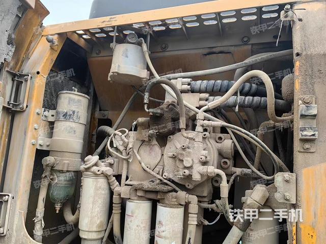 液压泵舱室正面整体（整机外观）