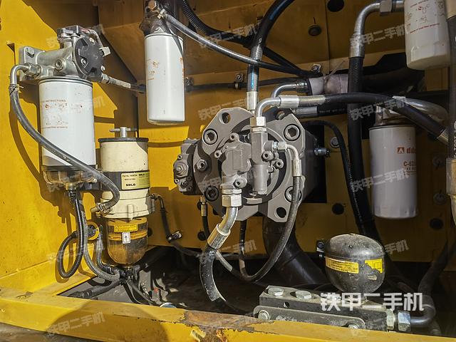 液压泵舱室正面整体（整机外观）