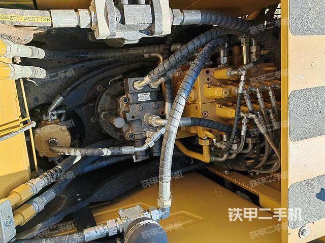 回转马达和主控阀（整机外观）