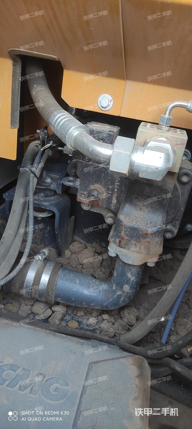 液压泵舱室正面整体（整机外观）