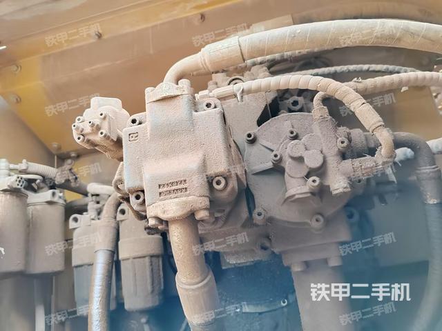 液压泵舱室正面整体（整机外观）