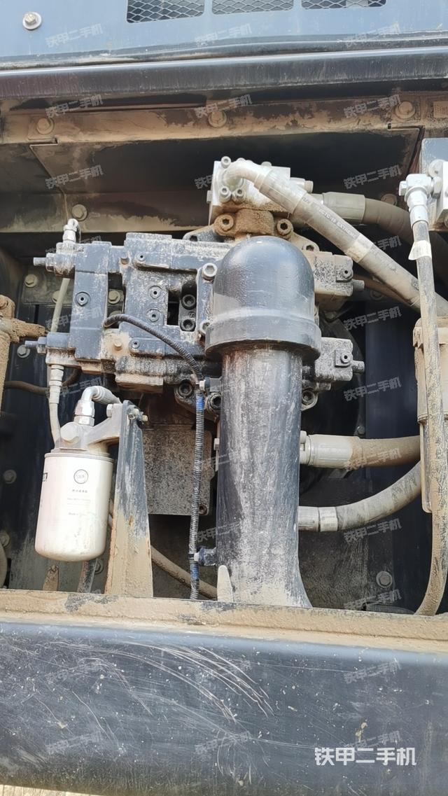 液压泵舱室正面整体（整机外观）