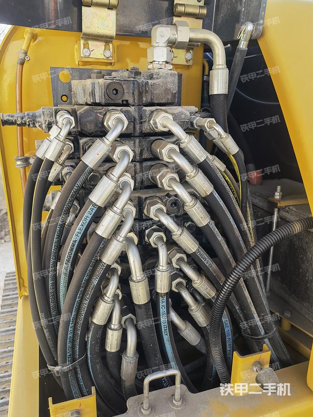 回转马达和主控阀（整机外观）