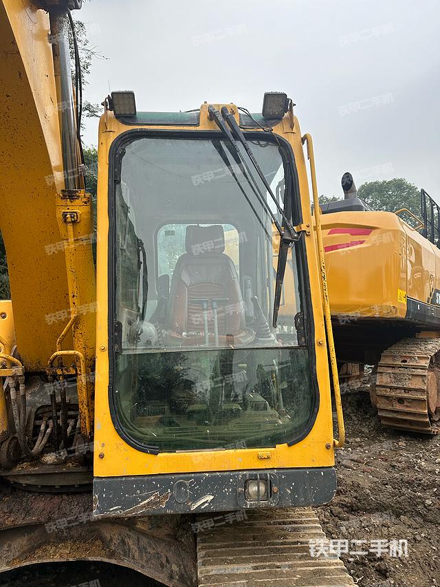 驾驶室顶部（整机外观）