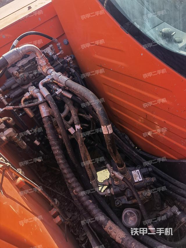 回转马达和主控阀（整机外观）