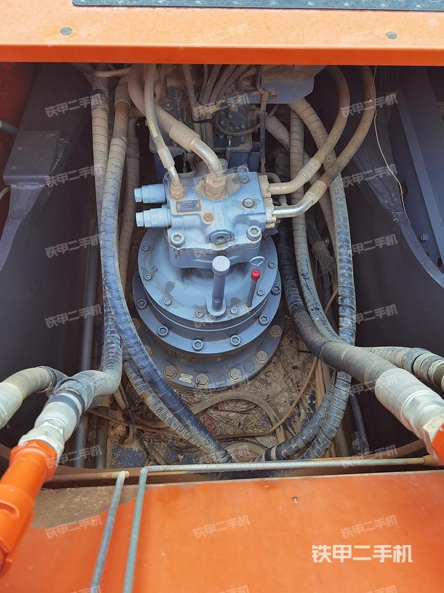 回转马达和主控阀(整机外观) 回转马达和主控阀(整机外观)