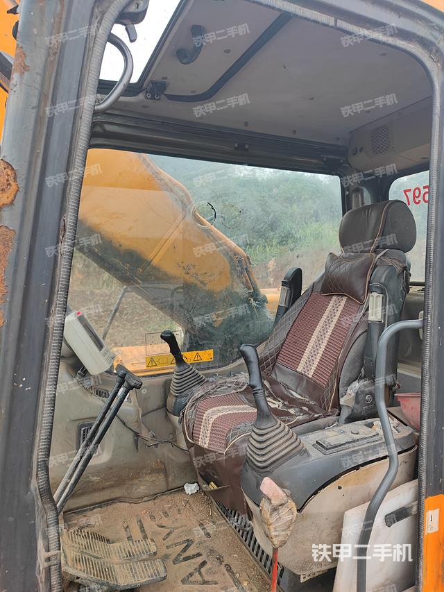 驾驶室整体(整机外观) 驾驶室整体(整机外观)