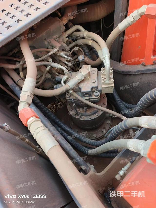 回转马达和主控阀（整机外观）