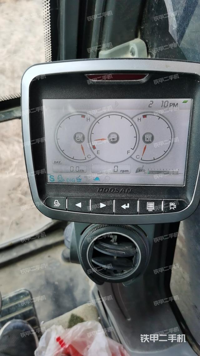 驾驶室顶部（整机外观）