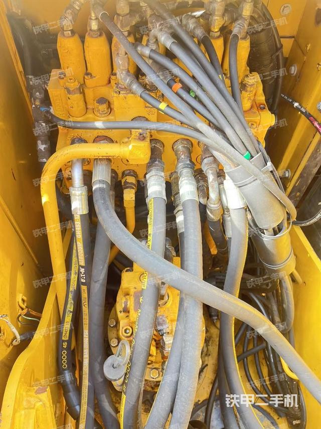 回转马达和主控阀（整机外观）