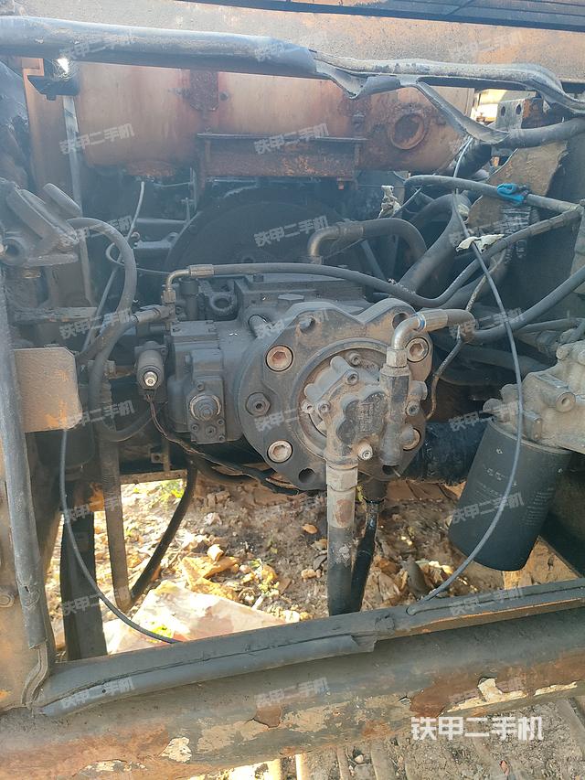 液压泵舱室正面整体（整机外观）