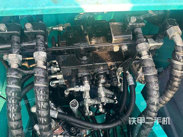 回转马达和主控阀（整机外观）