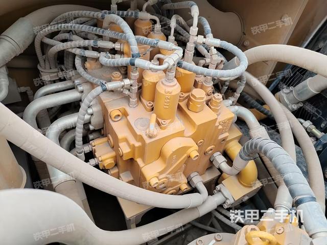 回转马达和主控阀（整机外观）