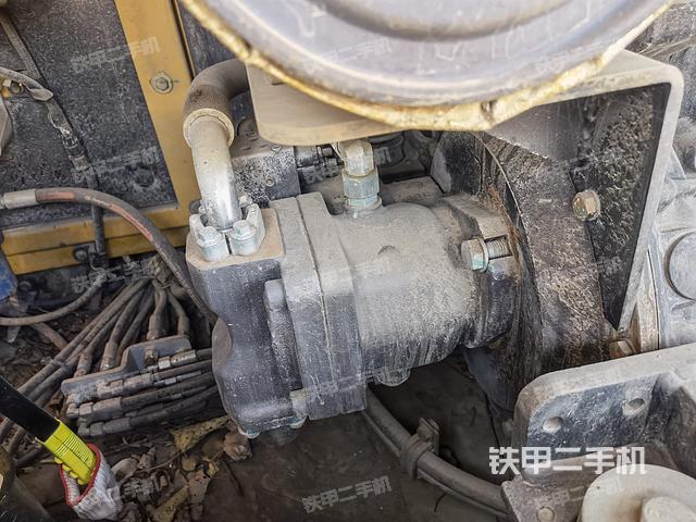 液压泵舱室正面整体（整机外观）