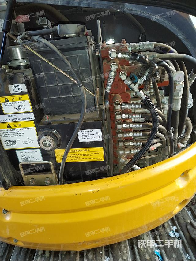 液压泵舱室正面整体（整机外观）