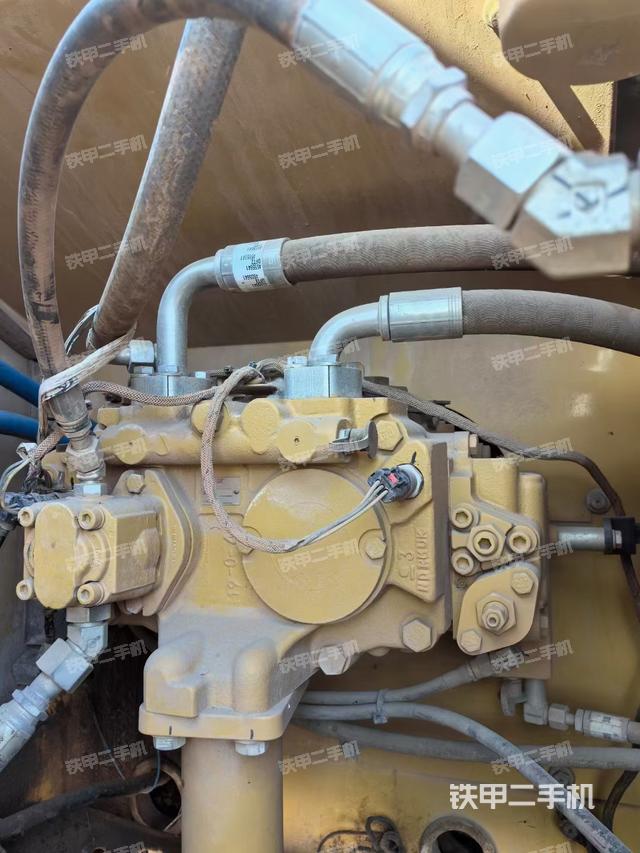 液压泵舱室正面整体（整机外观）