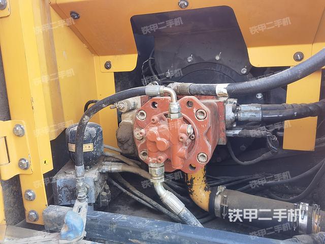 液压泵舱室正面整体（整机外观）