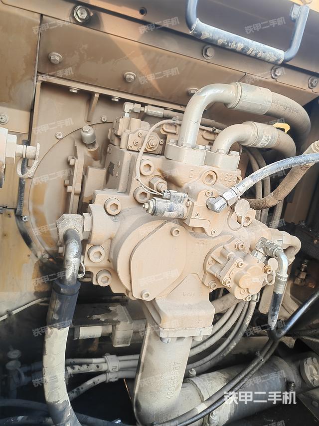 液压泵舱室正面整体（整机外观）