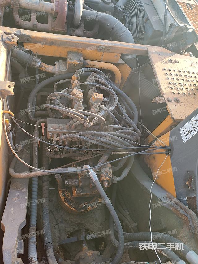 回转马达和主控阀（整机外观）