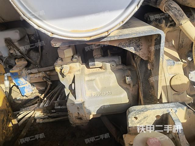 液压泵舱室正面整体（整机外观）