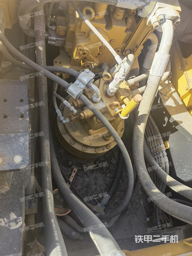 回转马达和主控阀（整机外观）