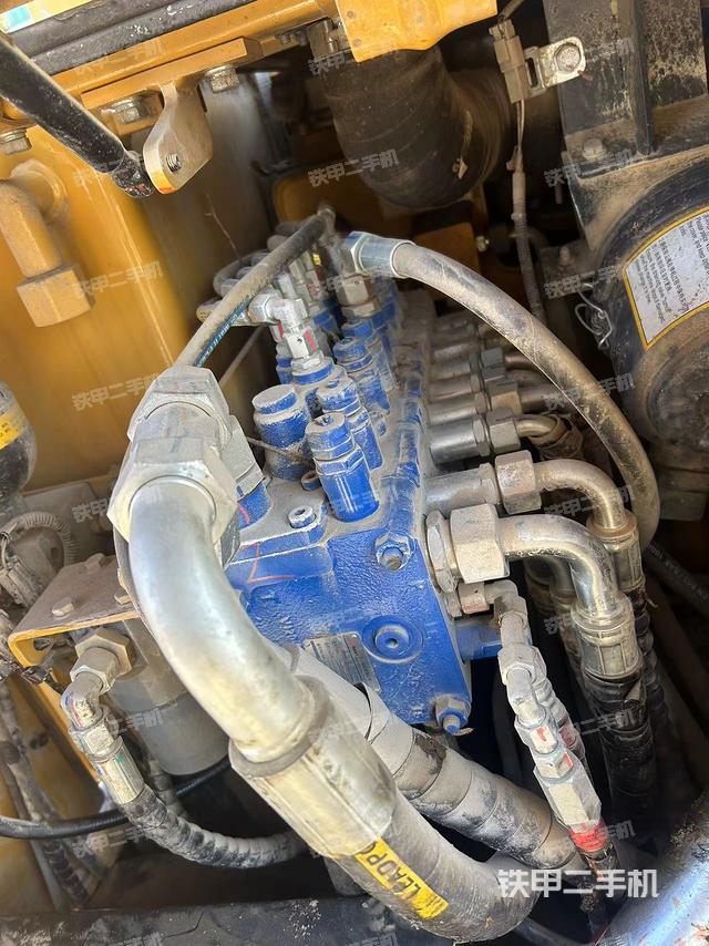 回转马达和主控阀（整机外观）