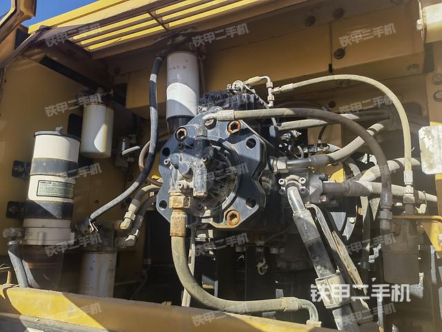 液压泵舱室正面整体（整机外观）