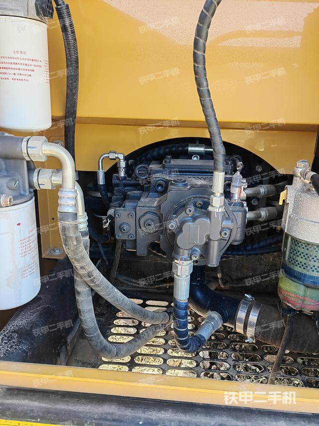 液压泵舱室正面整体（整机外观）