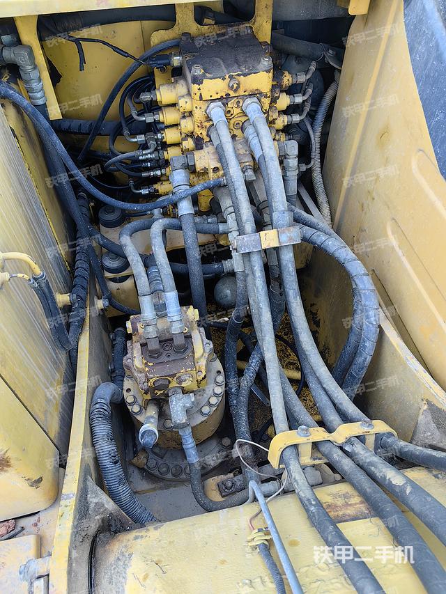 回转马达和主控阀（整机外观）