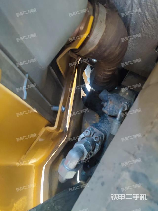 液压泵舱室正面整体（整机外观）