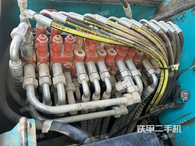 回转马达和主控阀（整机外观）