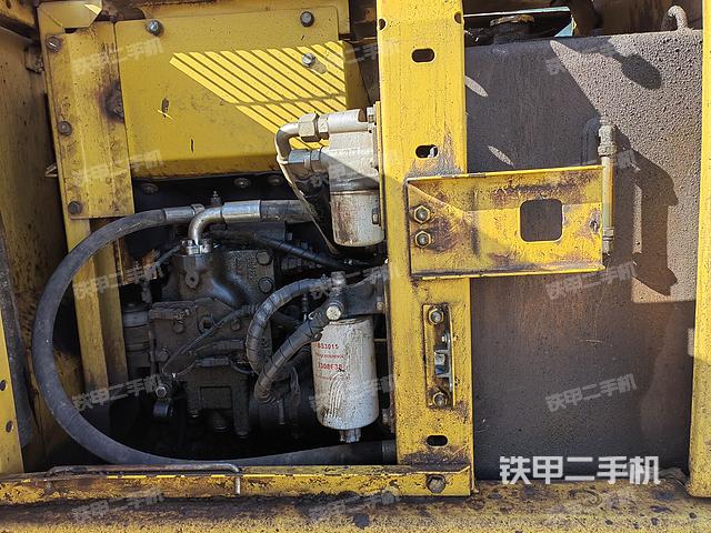 液压泵舱室正面整体（整机外观）