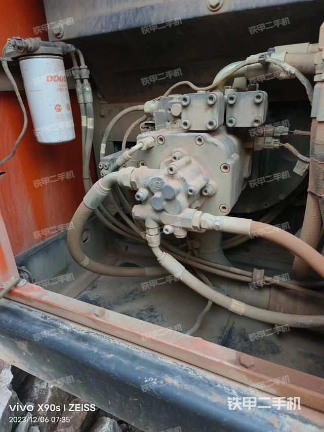 液压泵舱室正面整体（整机外观）