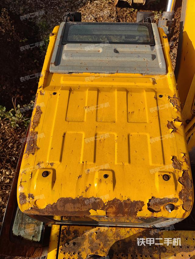 驾驶室顶部(整机外观) 驾驶室顶部(整机外观)