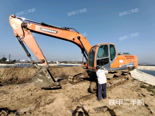 斗山DX225LC-9C挖掘机