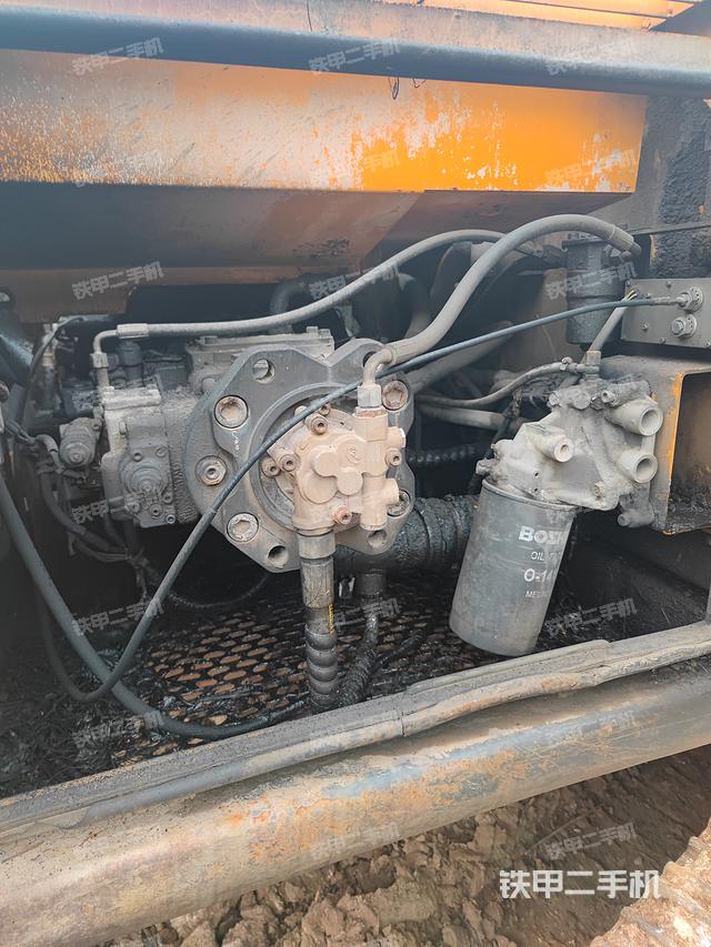 液压泵舱室正面整体(整机外观) 液压泵舱室正面整体(整机外观)