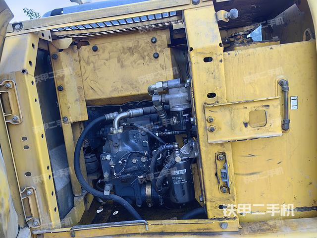 液压泵舱室正面整体（整机外观）