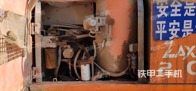 液压泵舱室正面整体（整机外观）