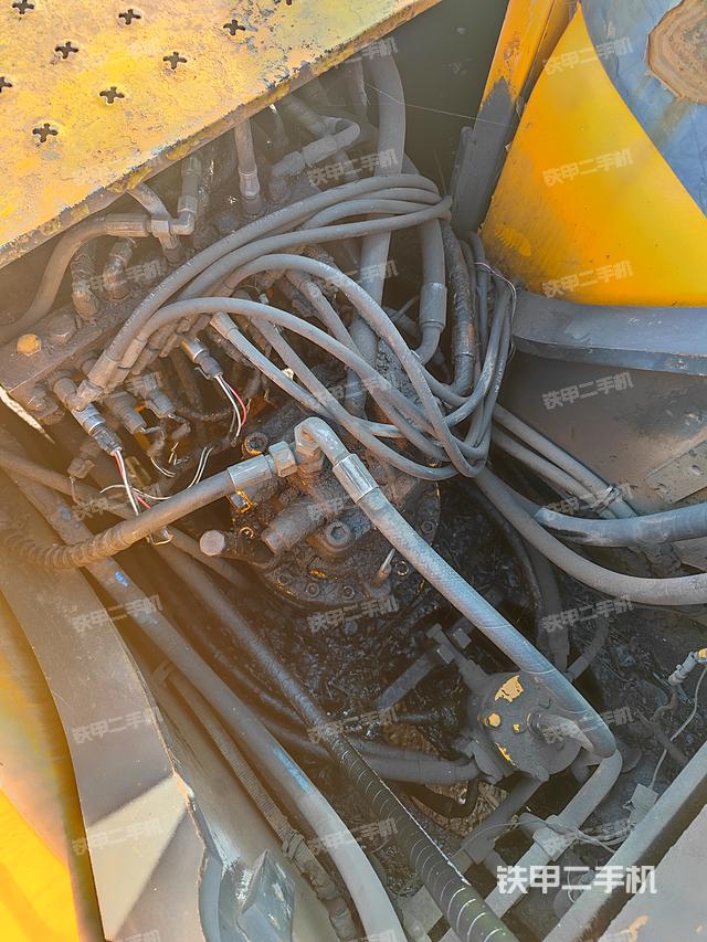 回转马达和主控阀(整机外观) 回转马达和主控阀(整机外观)