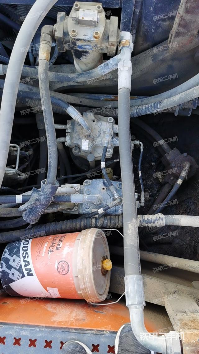 回转马达和主控阀（整机外观）