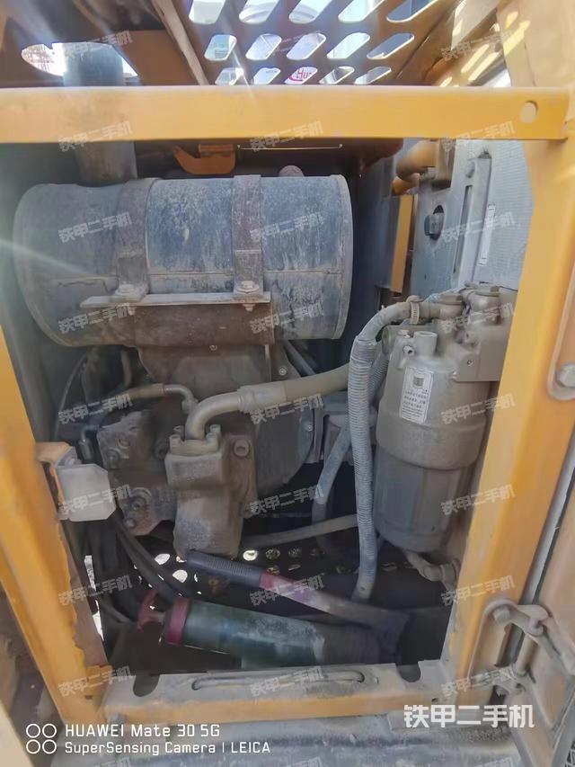 液压泵舱室正面整体（整机外观）