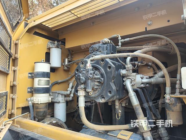 液压泵舱室正面整体（整机外观）